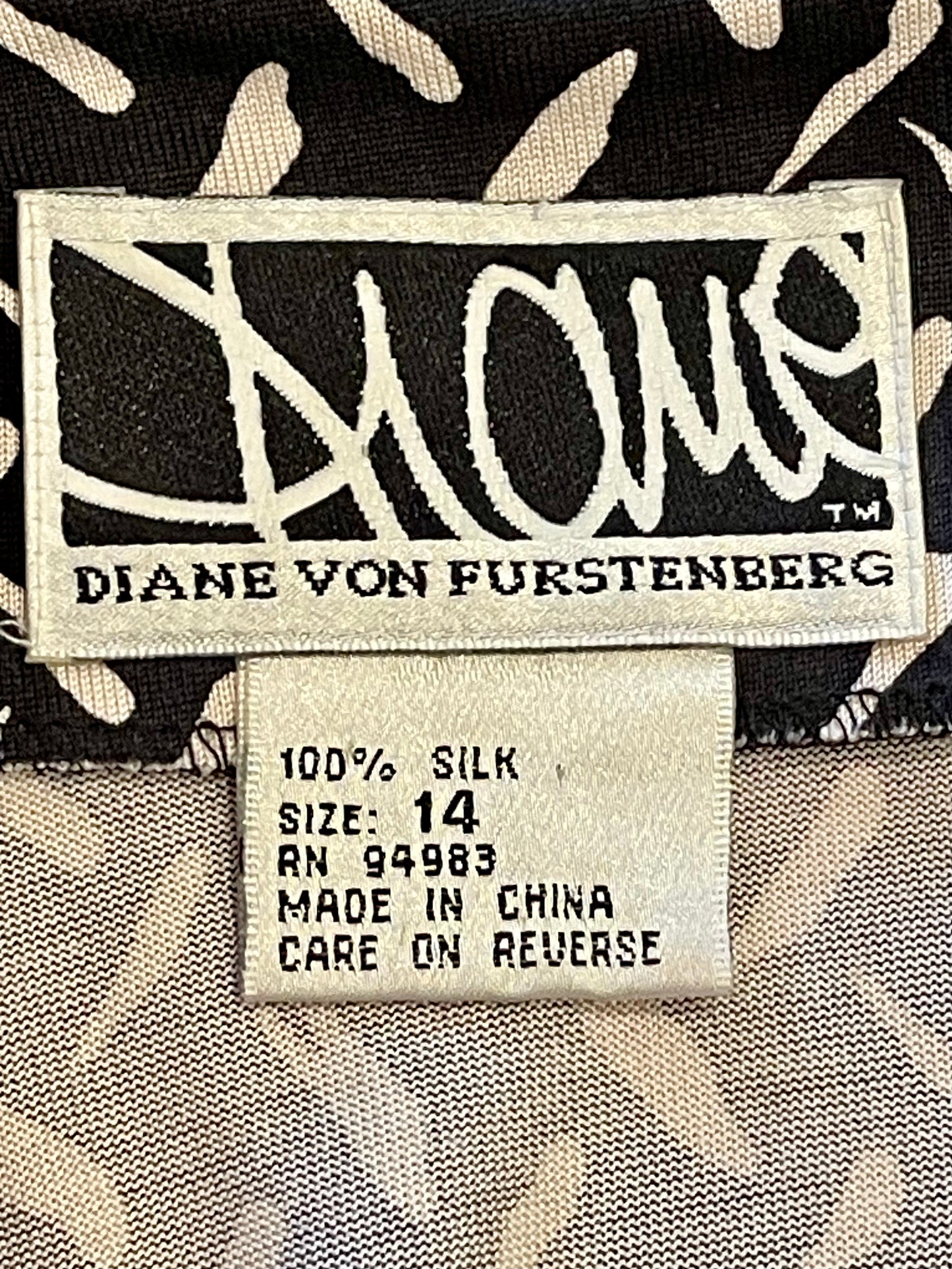Diane Von Fustenberg 100% Silk Size 14 Black and White Wrap Long Sleeve Dress
