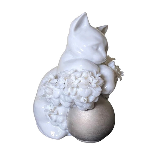 Vintage Special Edition Lladro Sleepy Kitten All White with Metallic Color Ball With Original Box